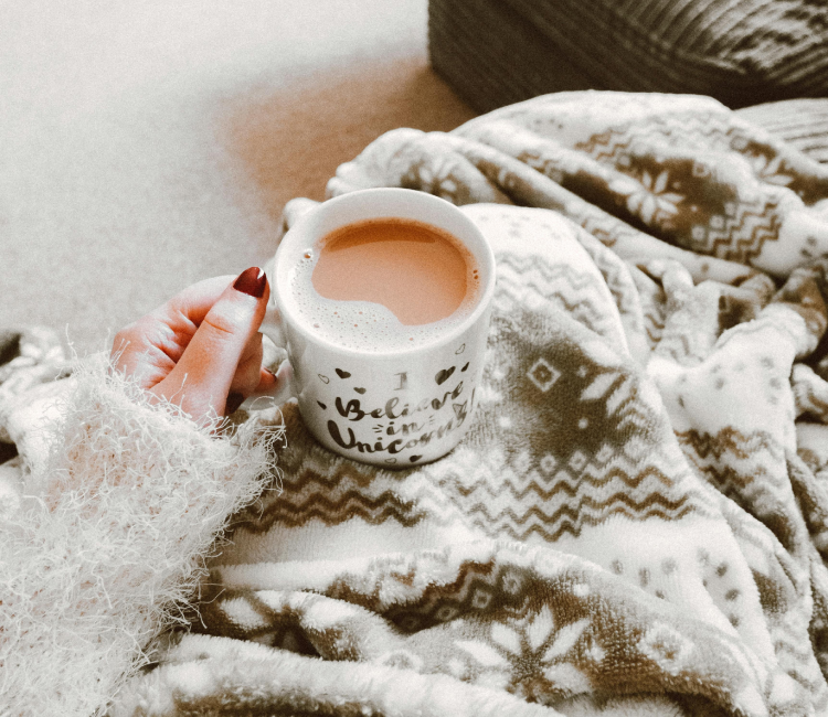 mujer tomando un café