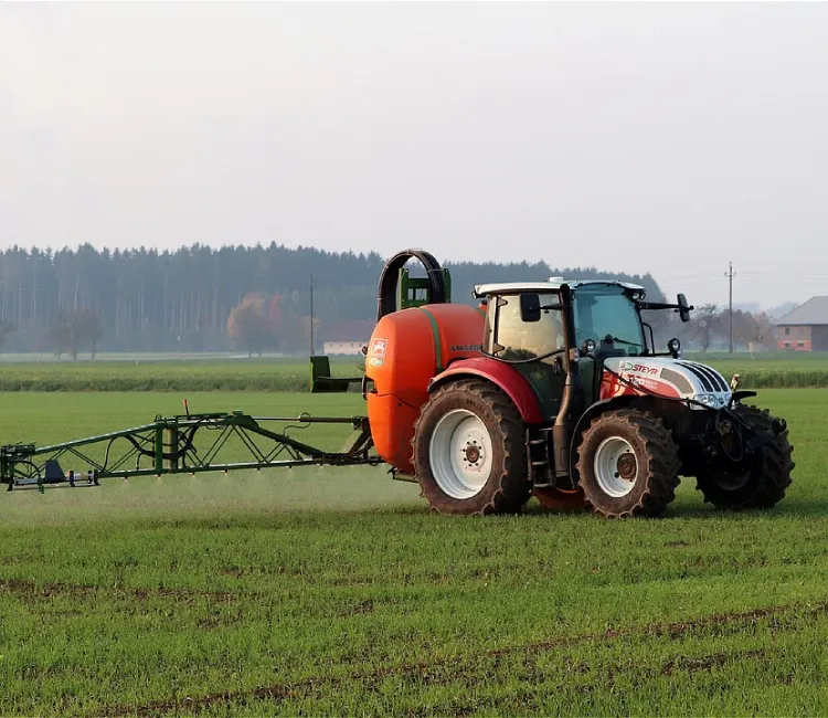 tractor regando campo de cultivo