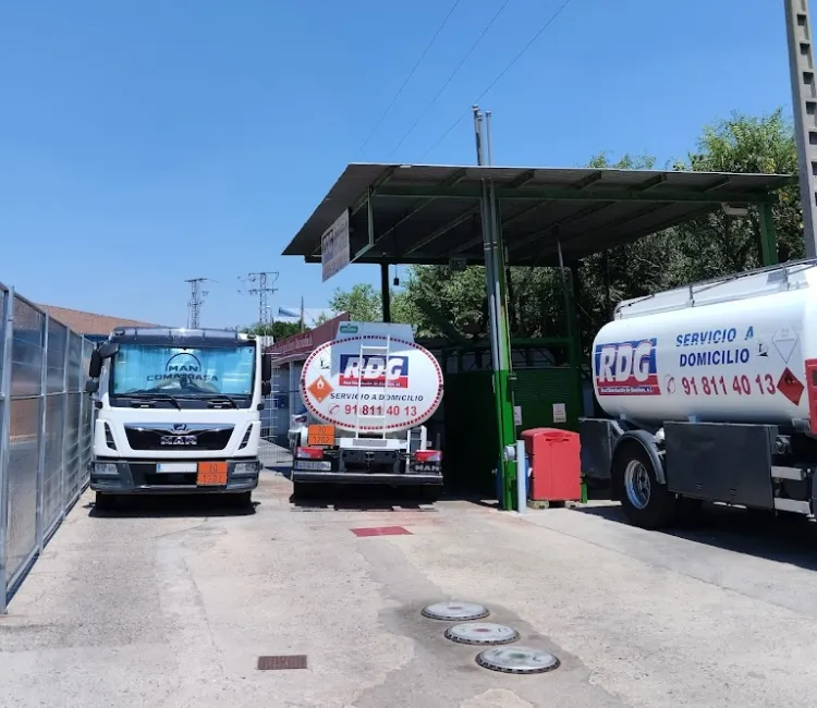 Real Distribución de Gasóleos S.L. - flota de camiones de reparto de gasóleo a domicilio en Navalcarnero